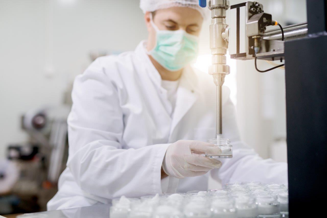 Ein Mitarbeiter füllt die Glasbehälter auf